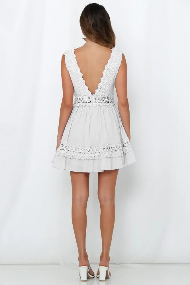 Vestido c/ Renda Crochê Decote V Curto